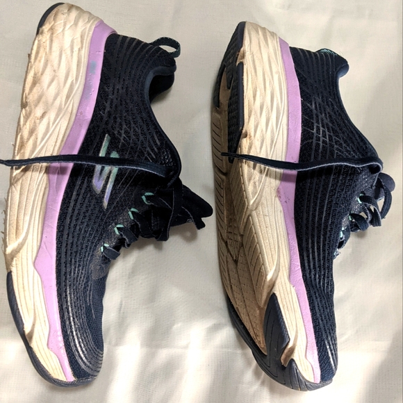 Sketchers Max Cushion Air Cooled Shoes - Picture 3 of 8